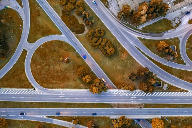 Vista aérea de cima da interseção da rodovia moderna no outono Fotografia de drone