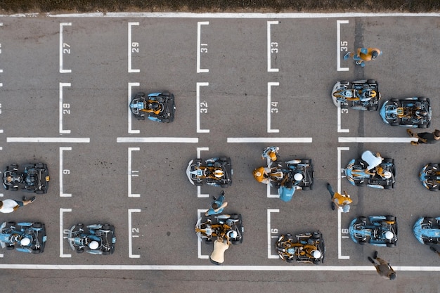 Vista aérea de cima da pista de gokart de corrida com marcações de estrada e karts se preparando para competição em