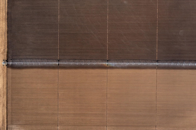 Vista aérea de cima de um tiro de drone de diferentes campos agrícolas