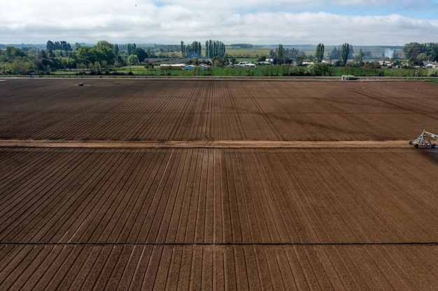 Vista aérea de cima de um tiro de drone de diferentes campos agrícolas