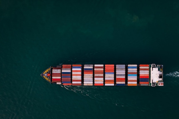Vista aérea de cima do navio de carga de contêineres em negócios de importação, exportação, comércio comercial, logística
