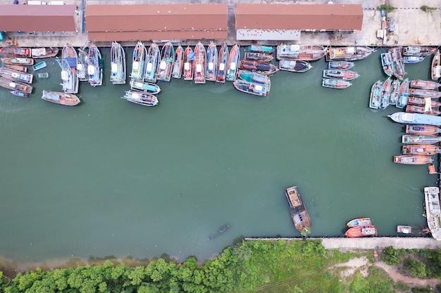 Vista aérea de cima dos muitos barcos de pescadores com grande porto de pesca no cais em Phuket Tailândia vista de alto ângulo