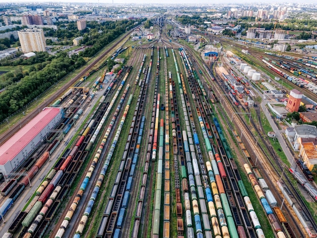 Vista aérea de cima em ferrovias com vagões de carga Transporte de várias mercadorias por via férrea