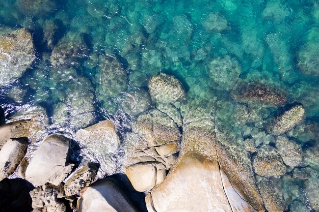 Vista aérea De cima para baixo a beira-mar balança a superfície do mar em dia de sol Bom tempo fundo de verão