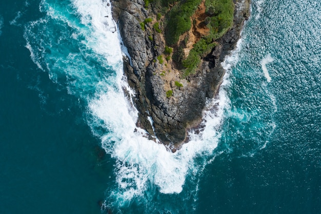 Vista aérea De cima para baixo a onda grande da costa batendo na falésia da rocha Superfície do mar escuro e bonita no fundo do verão do dia ensolarado Vista superior da vista do mar incrível litoral em Phuket, Tailândia.