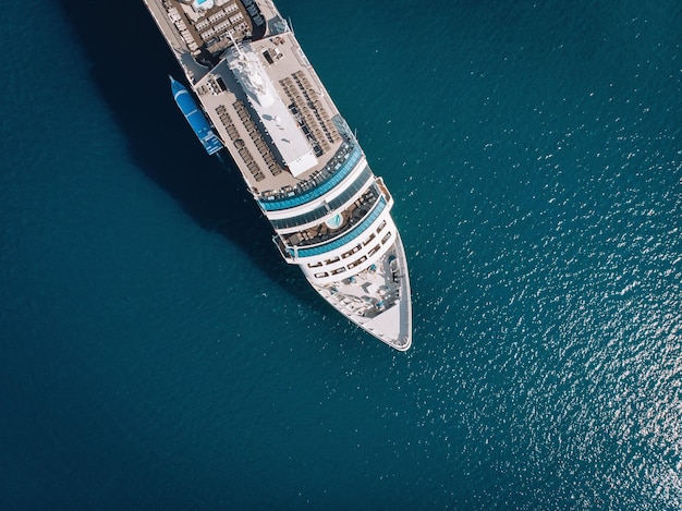 Vista aérea de cima para baixo da parte do nariz do navio de viagem em mar aberto