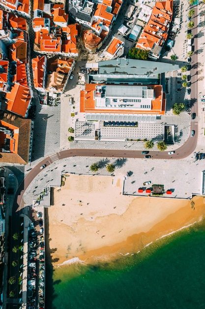 Vista aérea de cima para baixo da Praia da Ribeira em Cascais Portugal