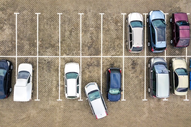 Vista aérea de cima para baixo de muitos carros em um estacionamento de supermercado ou no mercado de revenda de carros à venda