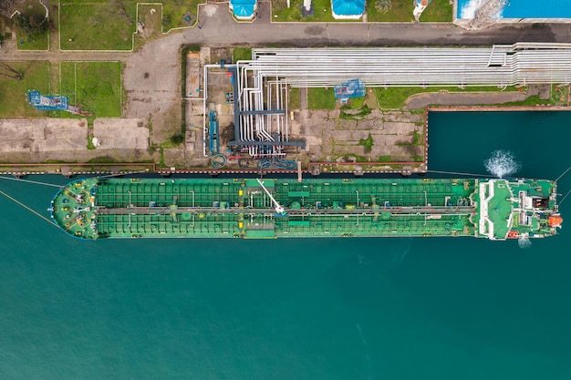 Foto vista aérea de cima para baixo de navios petroleiros carregando na estação de refinaria de terminais de gás e petróleo em todo o mundo