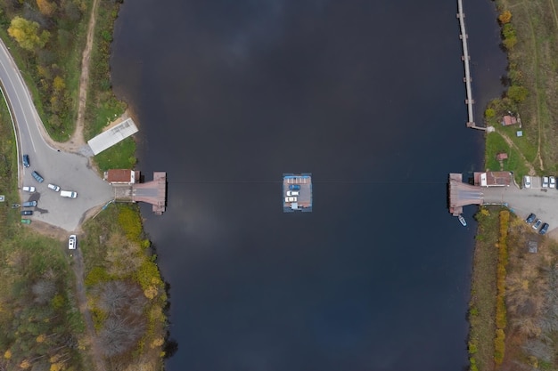 Vista aérea de cima para baixo de um teleférico transportando carros através de um canal Dubna Rússia