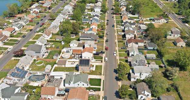 Vista aérea de cima para baixo de uma área urbana em uma pequena cidade em sayreville new jersey perto de pequena lagoa