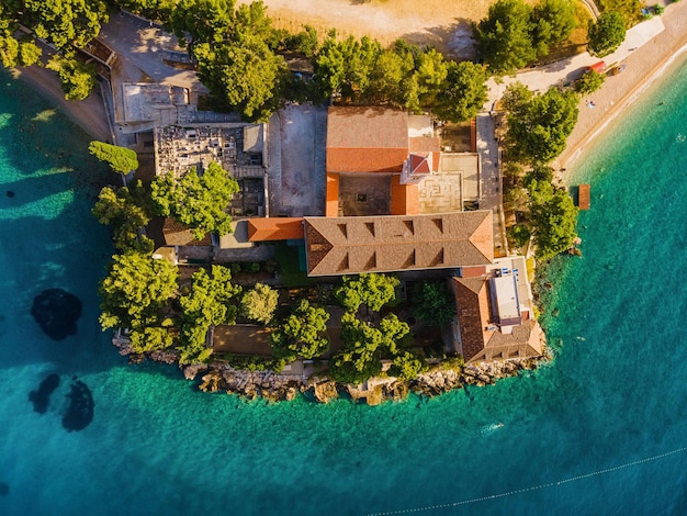 Vista aérea de cima para baixo do mosteiro de Dominician no mar Adriático, ilha de Bol Brac, Croácia, feita com drone Estância de férias de verão