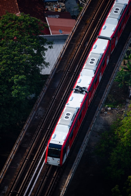 Vista aérea de cima para baixo tiro envolvendo de trem de alta velocidade e tráfego rodoviário