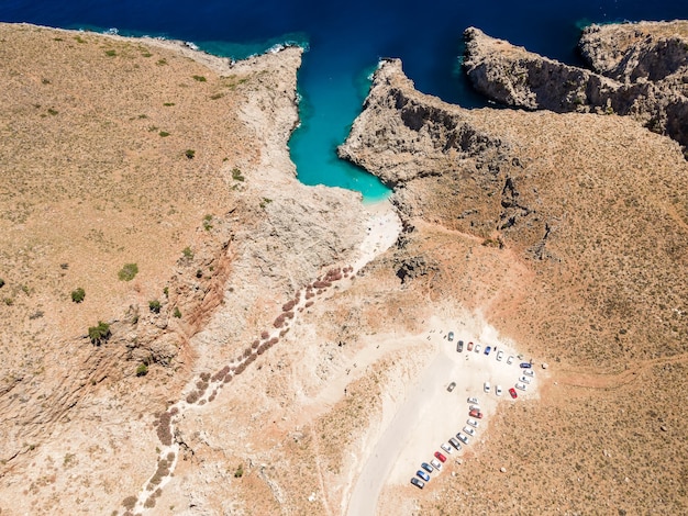 Vista aérea de cima por drone da praia de Seitan Limania com água azul-turquesa em Creta