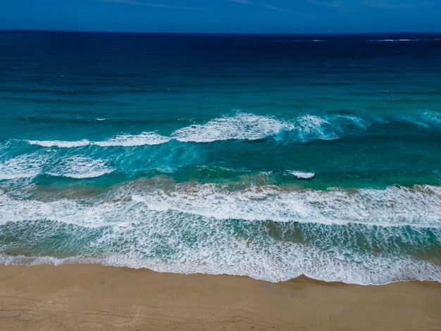 Vista aérea de cima por drone da praia tropical de Falasarna em Creta