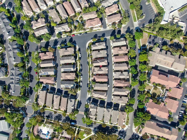 Vista aérea de comunidades residenciais e condomínios particulares em Orange County, Califórnia, EUA