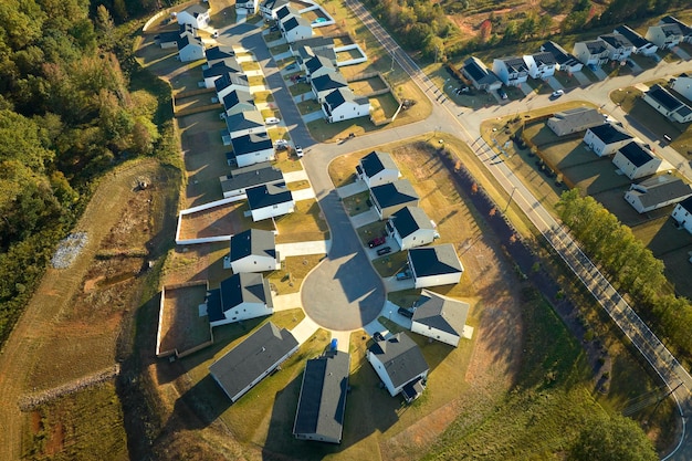 Vista aérea de Culdesac no beco sem saída da rua do bairro com casas apertadas na Carolina do Sul área de vida Casas familiares como exemplo de desenvolvimento imobiliário nos subúrbios americanos