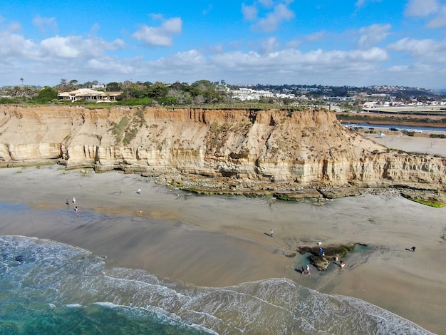 Vista aérea de Del Mar North Beach, falésias costeiras da Califórnia e casa com oceano Pacífico azul