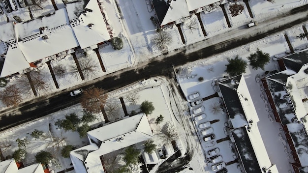 Vista aérea de desenvolvimento habitacional suburbana em uma cidade coberta de neve bela casa rural