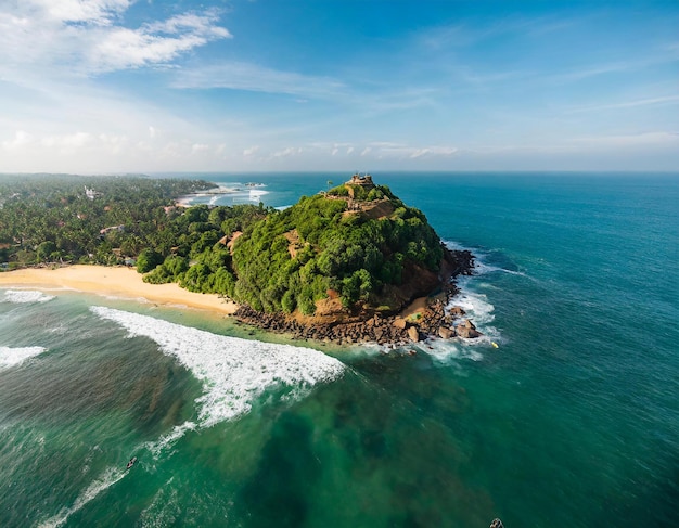 Foto vista aérea de drone da ilha de taprobane em weligama, sri lanka, famoso marco no oceano índico