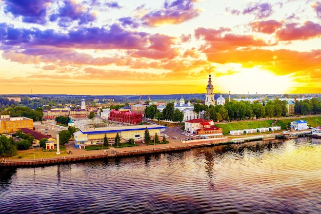 Vista aérea de drones da antiga cidade de Kineshma com o rio Volga na região de Ivanovo Rússia Sol de verão ao pôr do sol