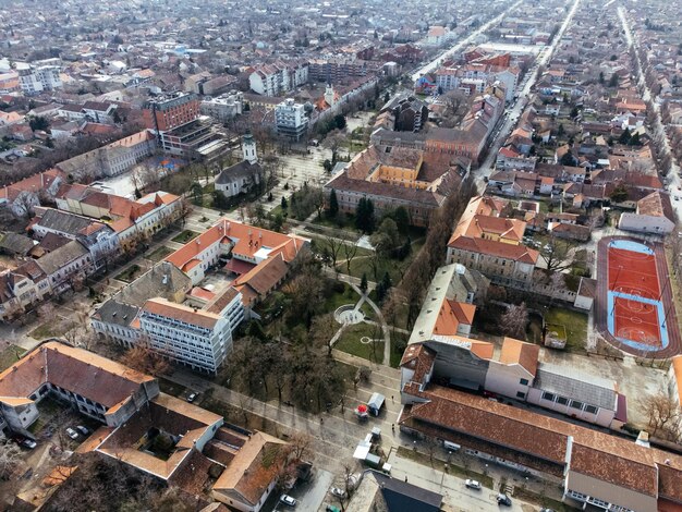 Vista aérea de drones da cidade de Kikinda, Sérvia, Europa