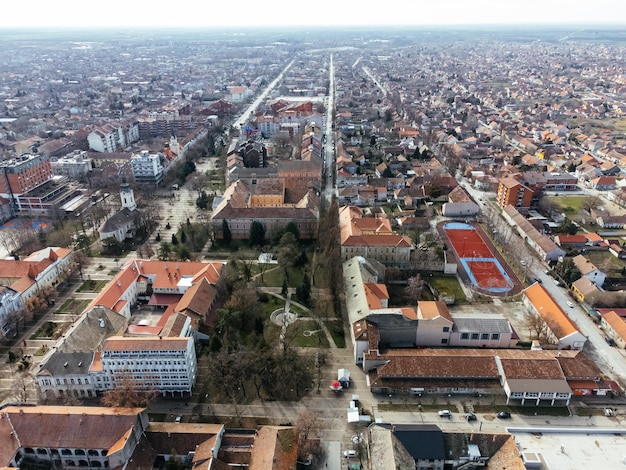 Foto vista aérea de drones da cidade de kikinda, sérvia, europa