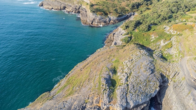 Vista aérea de drones da costa cantábrica com a vila e a praia ao fundo em um dia ensolarado de verão