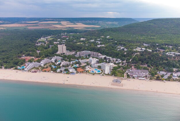 Vista aérea de drones da estância balnear de areia vazia de Albena, Bulgária