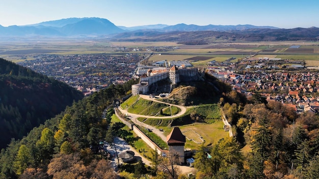 Vista aérea de drones da fortaleza rasnov na romênia