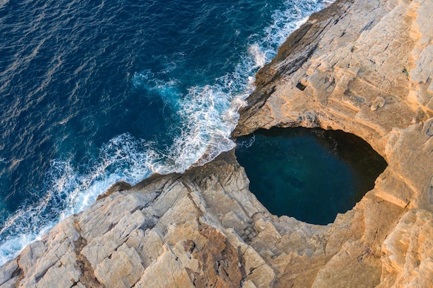 Vista aérea de drones da lagoa Giola em Thassos, Grécia