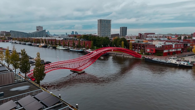 Vista aérea de drones da moderna ponte pedonal Python Bridge no bairro de Eastern Docklands, em Amsterdã, na Holanda