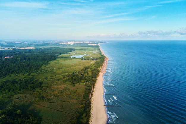 Vista aérea de drones da paisagem costeira do mar com praia de areia e litoral do mar parkbaltic na polônia