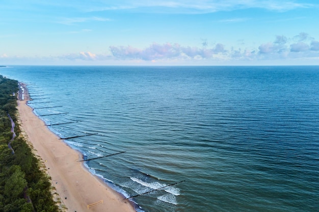 Vista aérea de drones da paisagem costeira do mar com praia de areia e litoral do mar parkbaltic na polônia