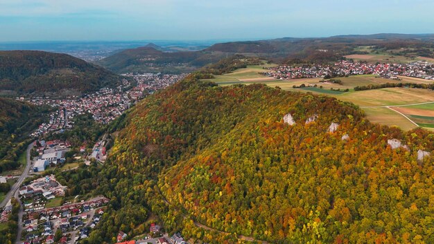 Vista aérea de drones da paisagem de outono do vale entre as montanhas floresta de outono Baden-Württemberg Alemanha