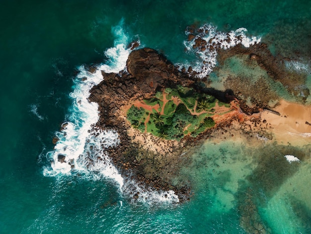 Vista aérea de drones da pequena ilha de Sri Lanka, Parrot Rock Mirissa Beach
