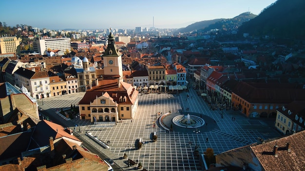 Vista aérea de drones da praça do conselho em brasov romênia centro da cidade antiga com museu do condado