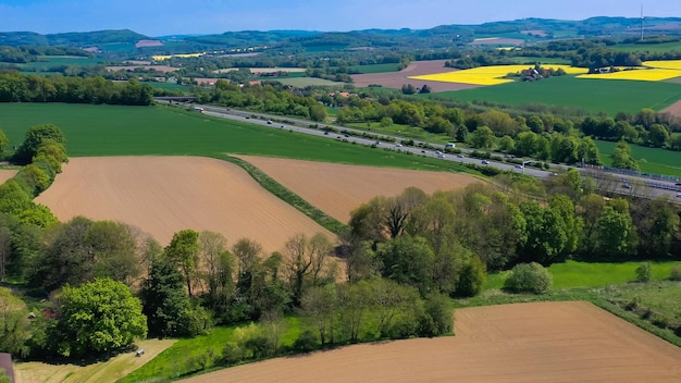 Foto vista aérea de drones de campos de colza amarela no campo alemão