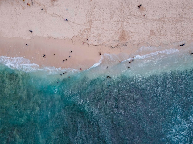 Vista aérea de drones de férias em gunung kidul beach indonésia com barcos oceânicos praia e pessoas