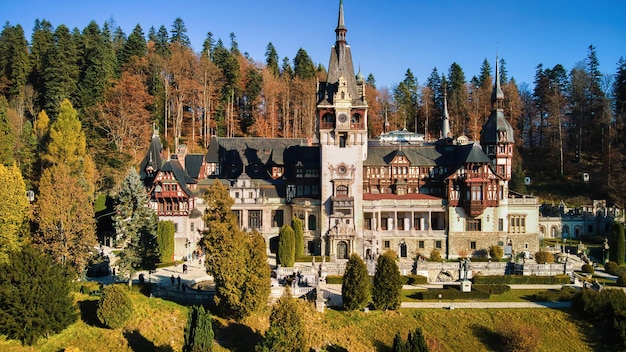 Vista aérea de drones do Castelo de Peles no Castelo da Romênia com jardins nos Cárpatos