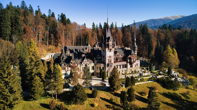 Vista aérea de drones do Castelo de Peles no Castelo da Romênia com jardins nos Cárpatos