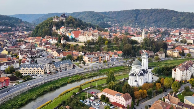 Vista aérea de drones do Centro Histórico de Sighisoara Romênia Edifícios antigos Igreja da Santíssima Trindade