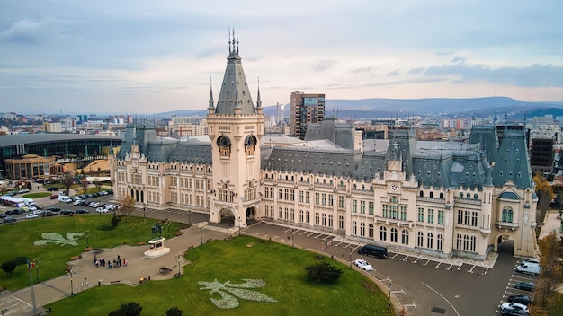 Vista aérea de drones do Palácio da Cultura em Iasi, Romênia. Praça em frente, estradas com carros