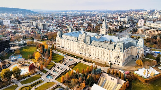 Vista aérea de drones do Palácio da Cultura no centro da cidade. Praça em frente, estradas com carros