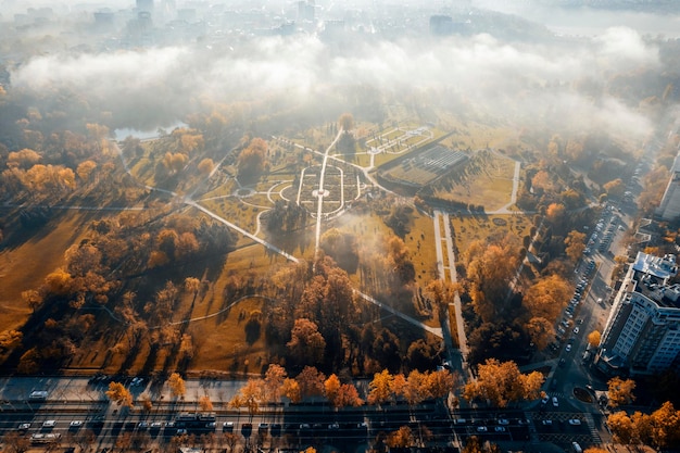 Vista aérea de drones do parque dendrarium em chisinau ao nascer do sol parque da moldávia cheio de árvores amareladas