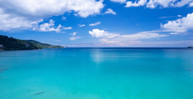 Vista aérea de drones voadores Textura da superfície da água das ondas no ensolarado oceano tropical na ilha de Phuket