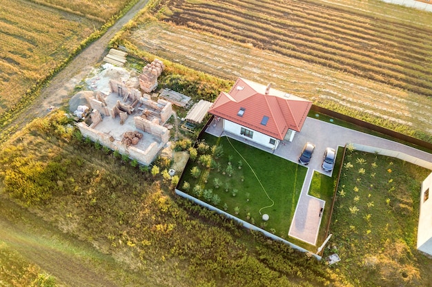 Vista aérea de duas casas particulares