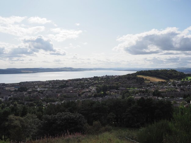 Foto vista aérea de dundee de law hill