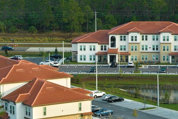 Vista aérea de edifícios de apartamentos americanos na área residencial da Flórida Novos condomínios familiares como exemplo de desenvolvimento habitacional nos subúrbios dos EUA