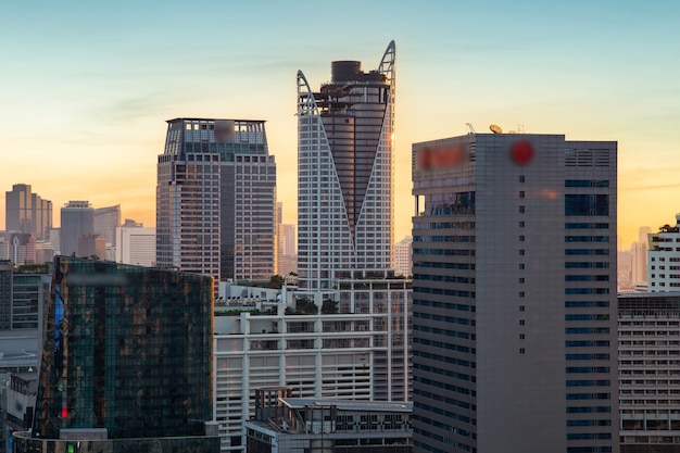 Vista aérea de edifícios de escritórios modernos no centro da cidade de Bangkok com hora do pôr do sol, Bangkok, Tailândia